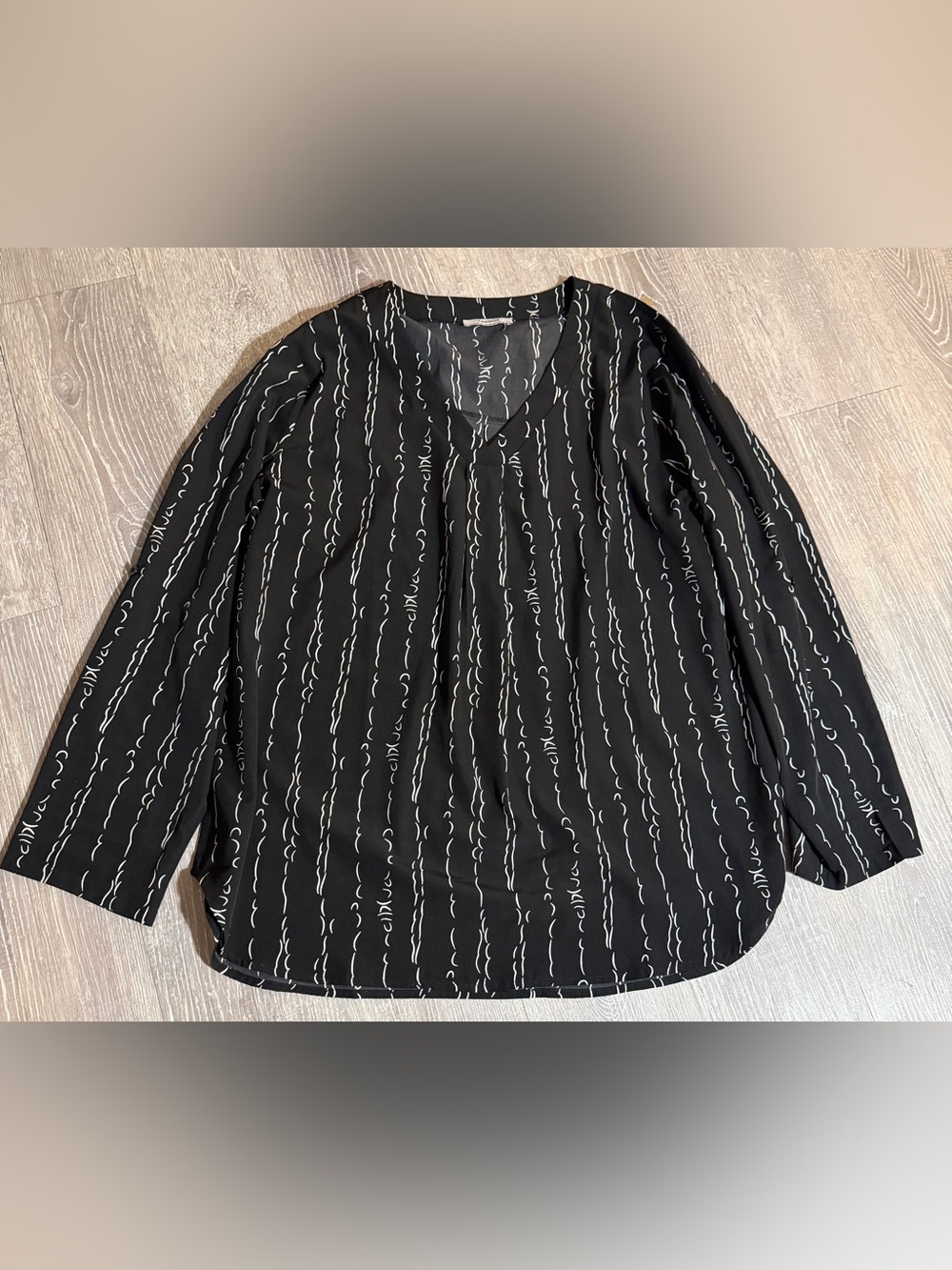 Youtalia Black & White Abstract Stripe V-Neck Blouse - Size XL